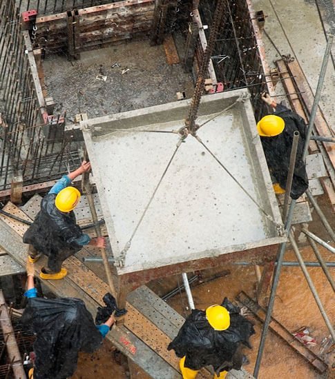temporada de lluvias trabajador de obra bajo la lluvia