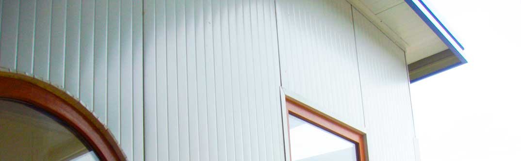 exterior de aula escolar hecha con panel de acero aislante de color blanco
