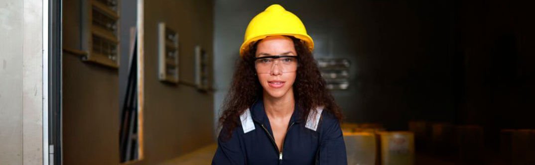 Mujer personal de construcción con un casco de seguridad descansando en el Día Internacional de la Mujer..