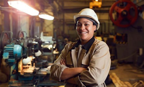 Mujer obrera sonriendo en el Día Internacional de la Mujer.