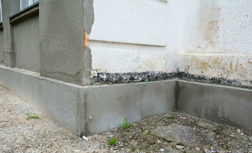 Cimientos de una vivienda con problemas de humedad en paredes