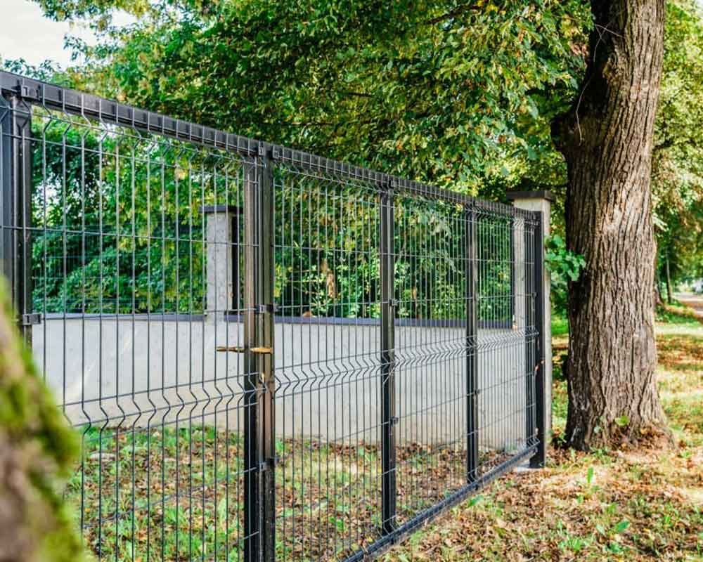 Portón de casa de campo elaborado con reja de acero