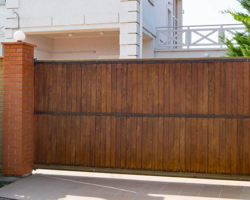 Portón de herrería con madera y soleras de acero