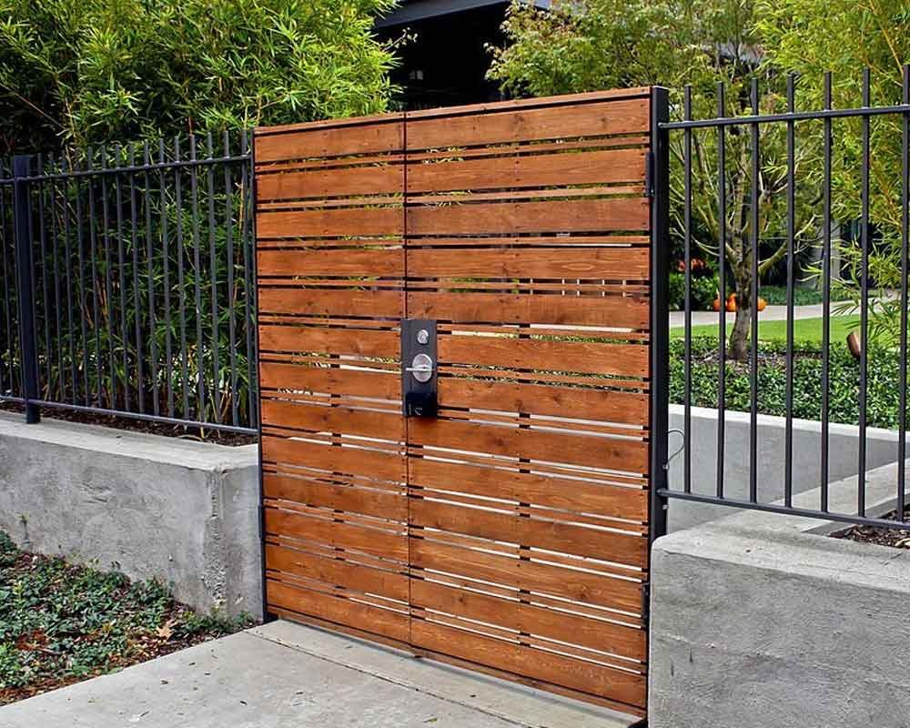 Portón de madera y herrería en la entrada principal de una casa