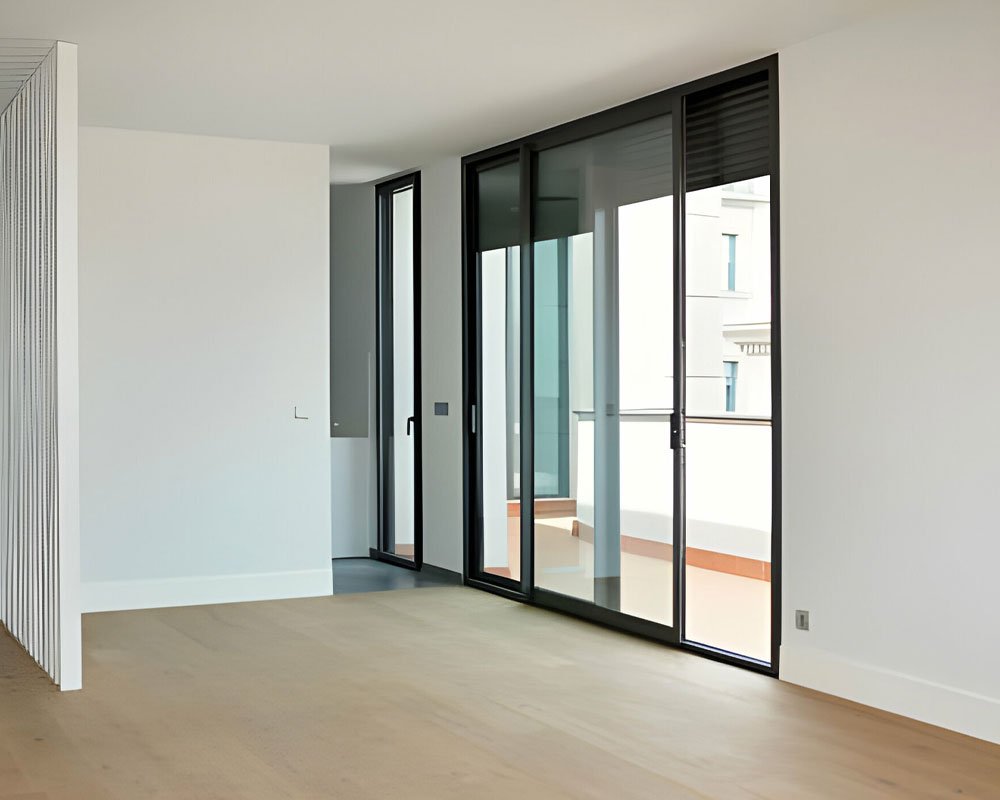 Puerta corrediza de herrería que da el acceso principal a una casa