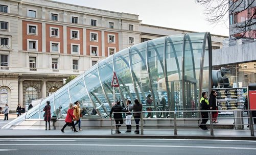 Entrada del Metro de Bilbao durante la tarde - Norman Foster obras