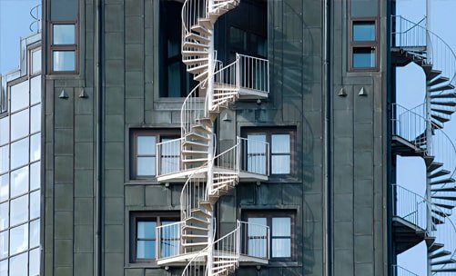 Escaleras de emergencia con diseño de caracol