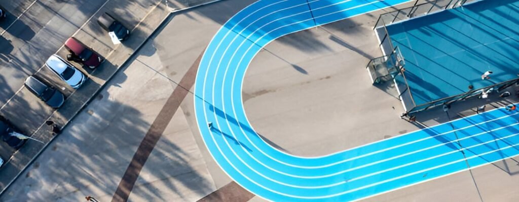 Estacionamiento en una vía pública transformado en una pista de atletismo