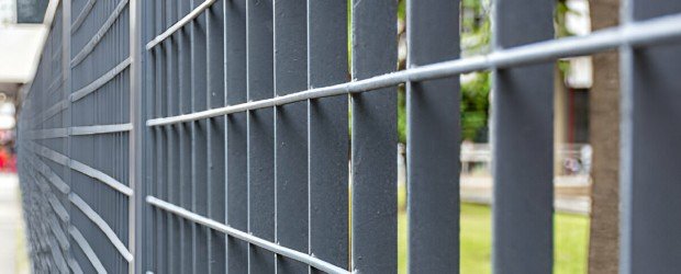 Cerca de seguridad conformada con rejilla electroforjada
