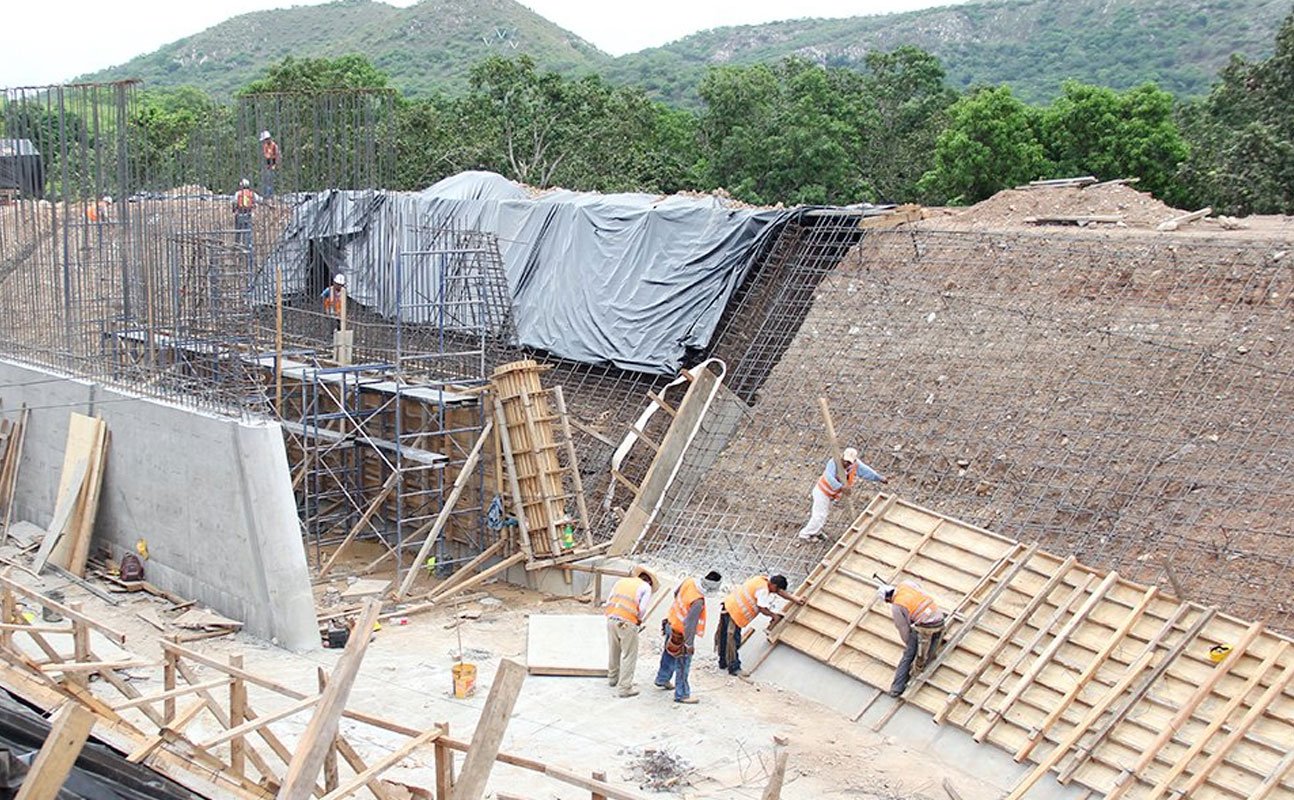 Hombres supervisando la construcción con acero de refuerzo y concreto del Canal Centenario en Nayarit