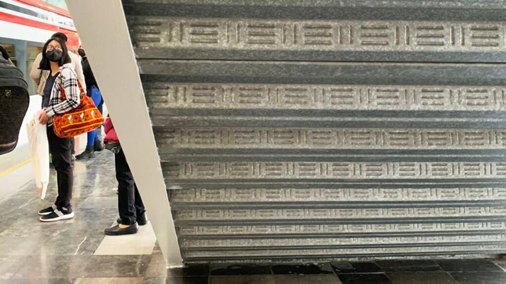 Detalle de escaleras fabricadas con losacero en una estación de tren