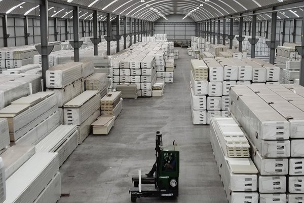 Paneles aislantes organizados en bodega