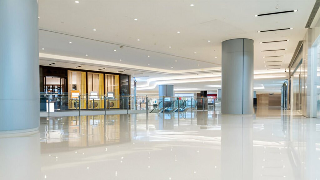 Vista interior del techo construido con panel Galvatecho de un centro comercial