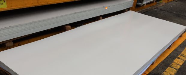 Hojas de lámina lisa pintro almacenadas en bodega