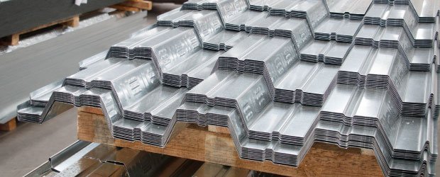 Varias láminas de losacero 25 colocadas sobre tarima de madera