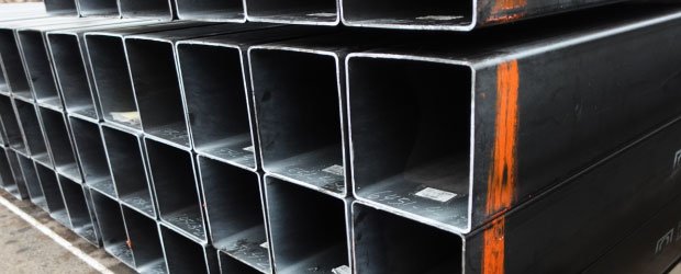 Acercamiento a piezas de perfil HSS cuadrados apilados