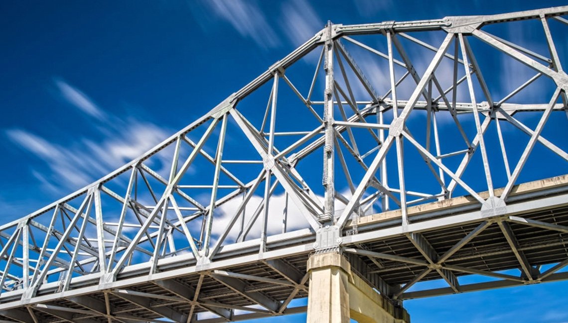 Estructura de puente fabricada con vigas y perfiles de acero