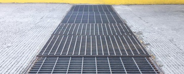 Rejilla electroforjada para tráfico pesado instalada sobre vialidad