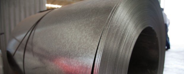 Acercamiento a rollo de acero con recubrimiento galvanizado